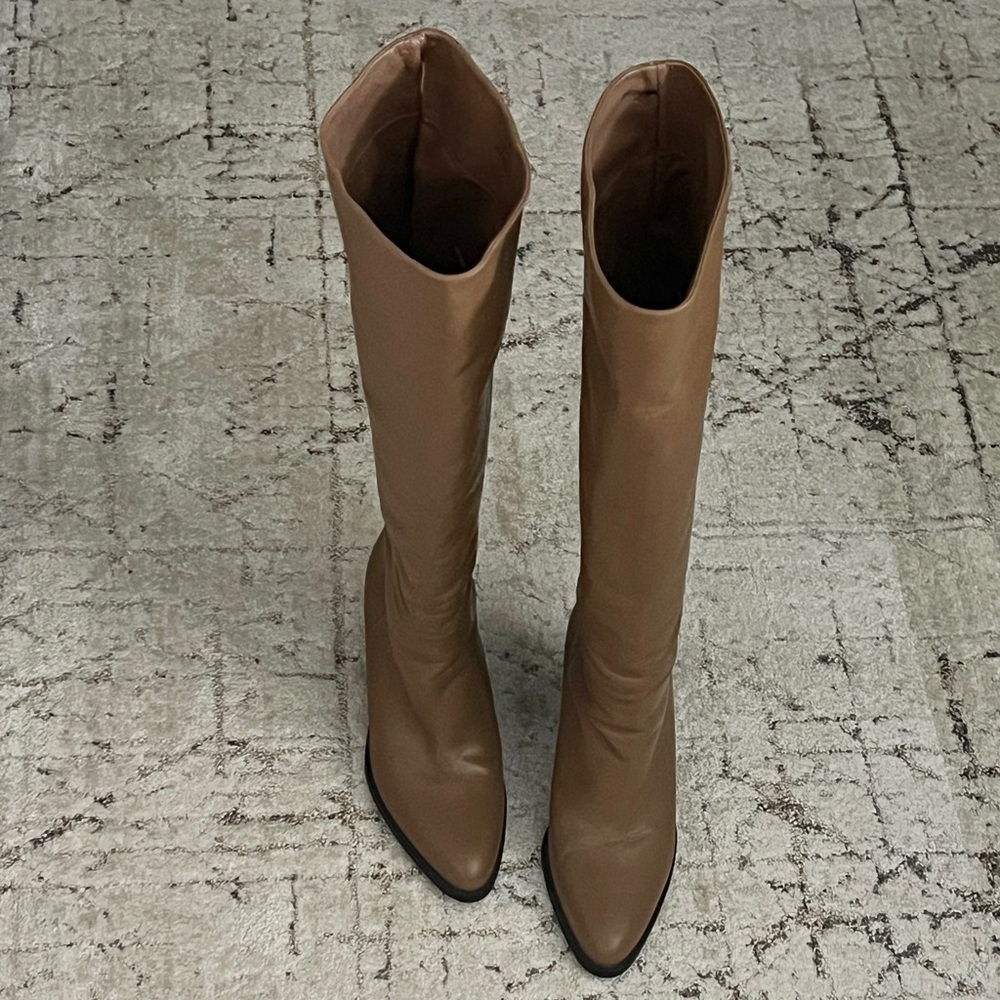 Knee high Zara leather BEAUTIFUL BOOTS.